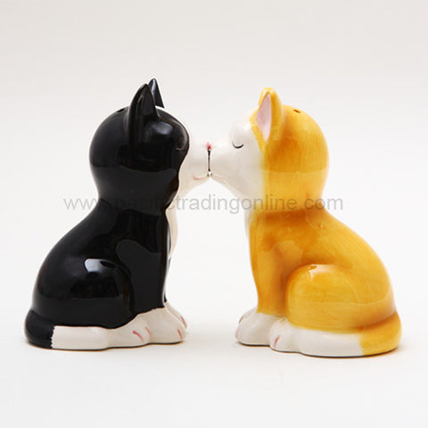 Cute Kitten Cat Figurines Ceramic Salt & Pepper Shakers.magnetic Attached! Cute Fast Shipping